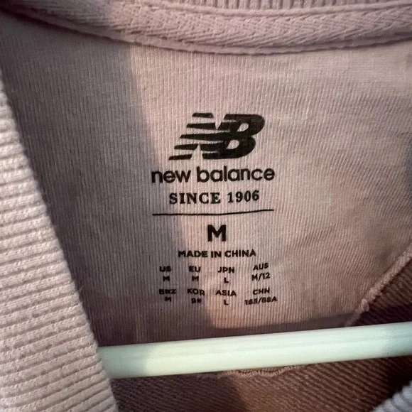 New Balance Women's Mauve Cropped Sweatshirt Size Medium - Picture 3 of 3